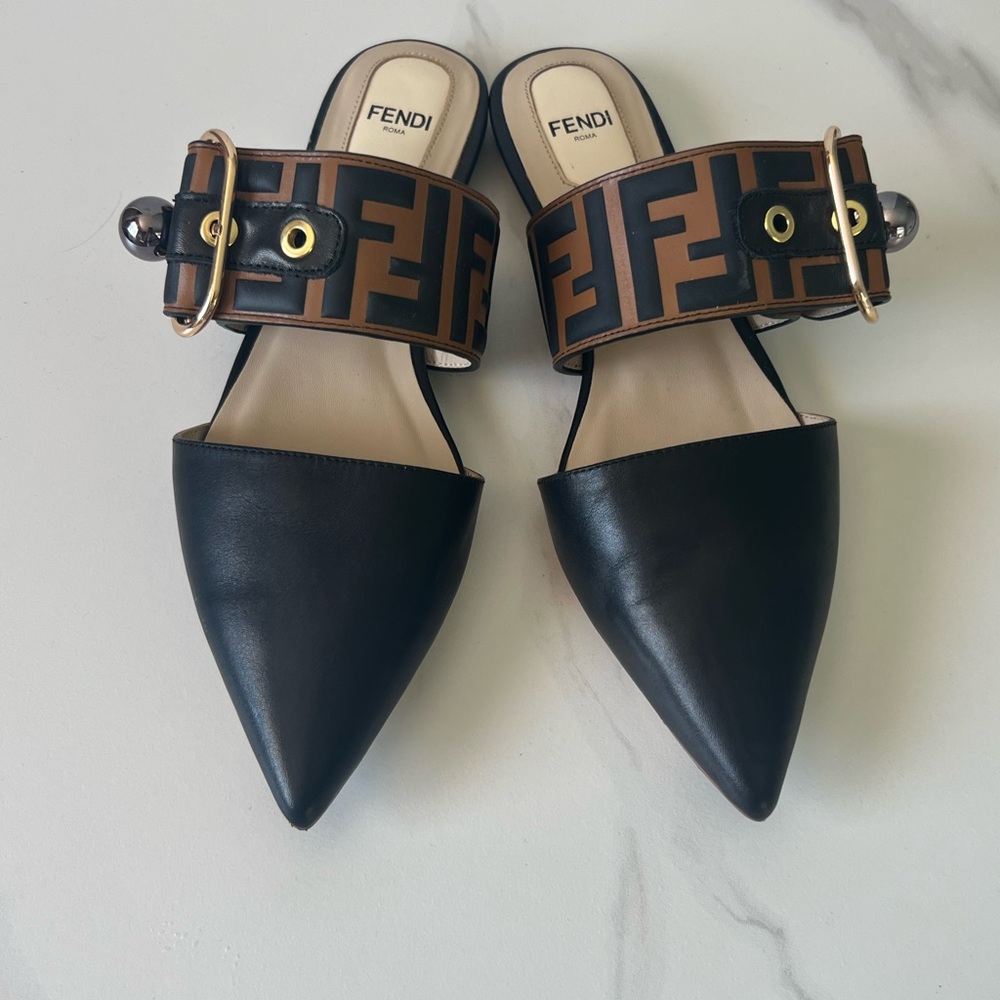 FENDI
WOMENS LEATHER SLIP ON MULES
